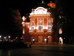 Varna Theatre by night.JPG